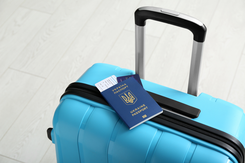 maleta de viaje con pasaporte